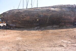 1. After the removal of the hull polyester lamination of the boat - Μετά την αφαίρεση της πλαστικοποίησης της γάστρας
