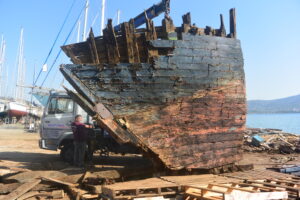 2. Removing part of the hull of the boat - Απομάκρυνση μέρους της γάστρας