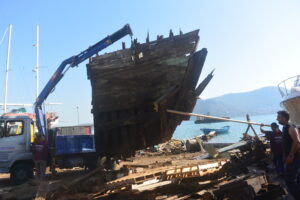 4. Removing part of the hull of the boat - Απομάκρυνση μέρους της γάστρας
